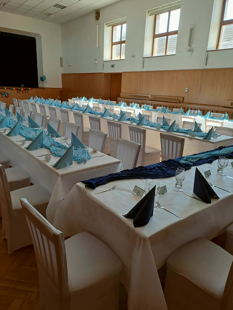 Slavnostní tabule s modrými ubrousky