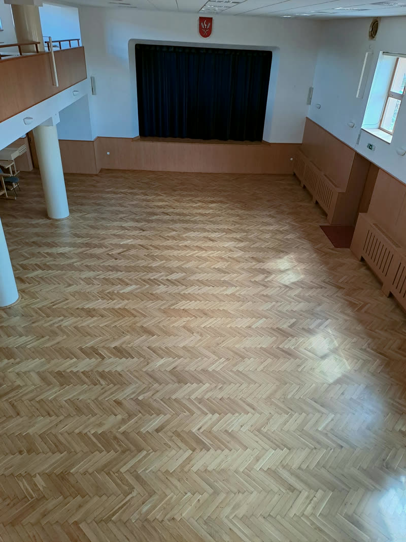 Prázdný sál s parketami a jevištěm