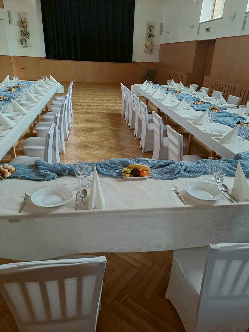 Tabule s modrými běhouny před jevištěm