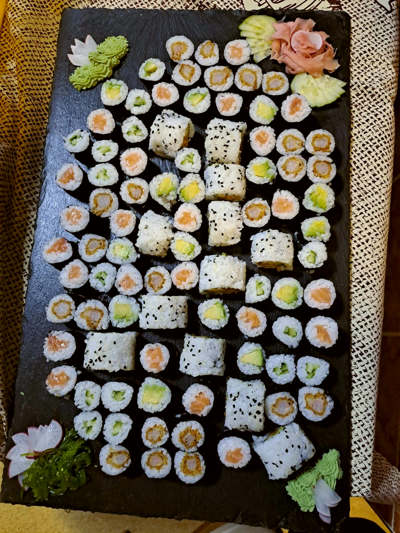 Velký podnos se sushi na oslavu