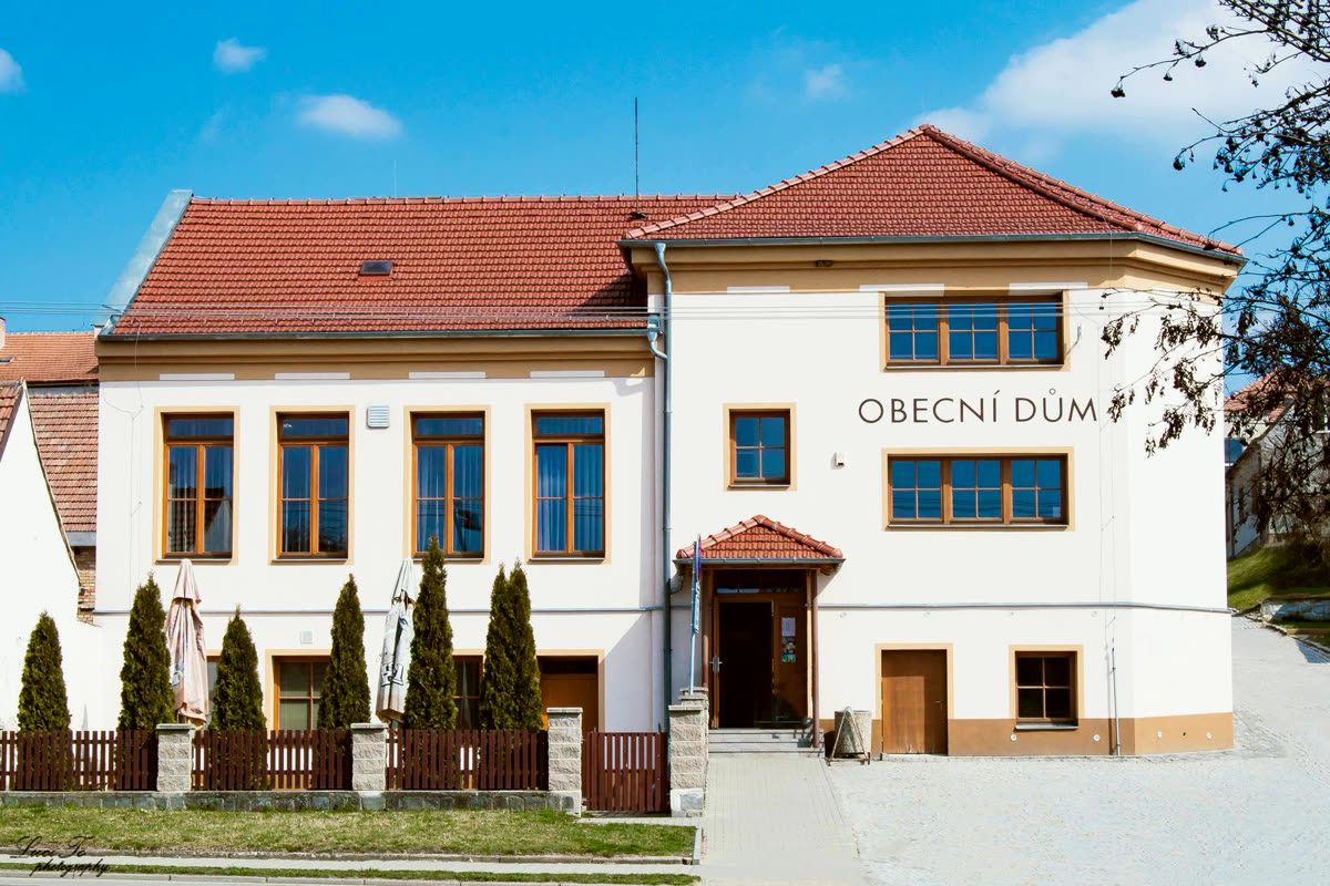 Budova Obecního domu v Letonicích, kde sídlí hostinec